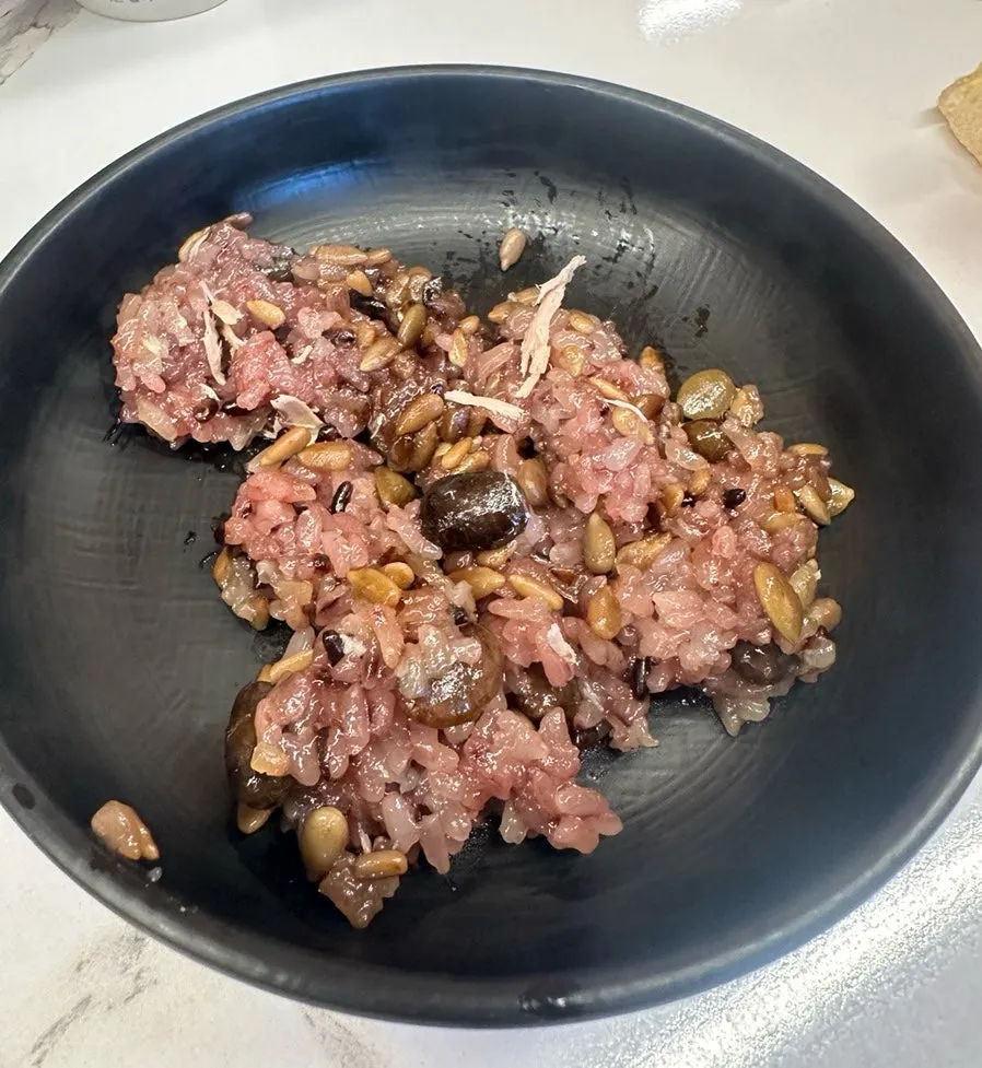 찹쌀밥과 견과류가 든 진흙구이