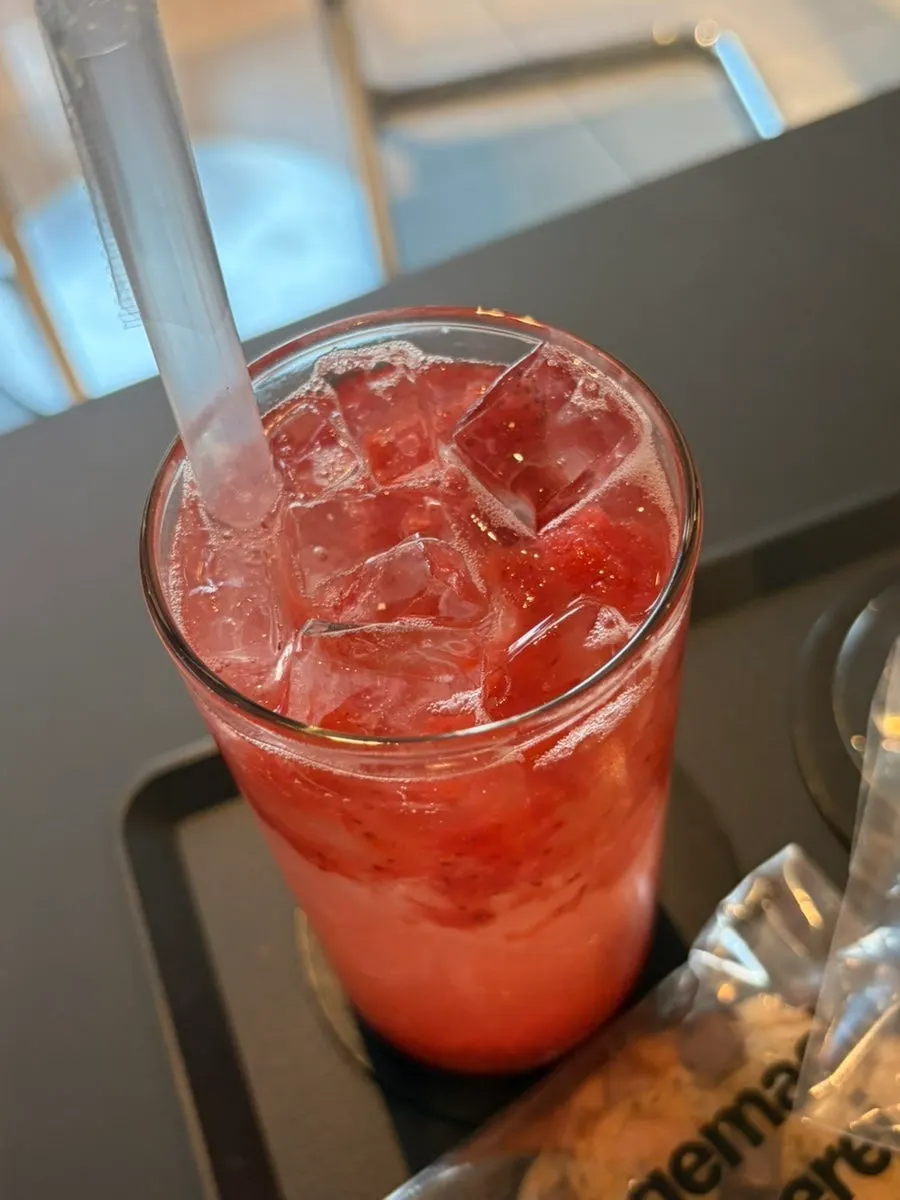 Strawberry ade and cookie