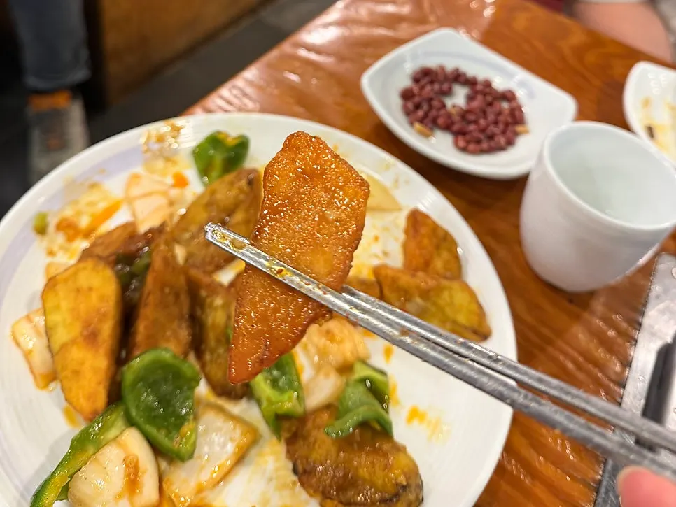 Jisanseon served with lamb skewers