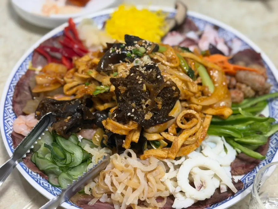 Complimentary Chungmu gimbap and seokbakji