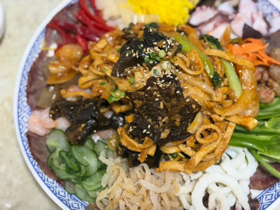 Chungmu gimbap and seokbakji side dishes