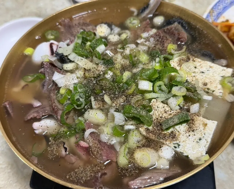 Special gomtang with octopus and boiled beef