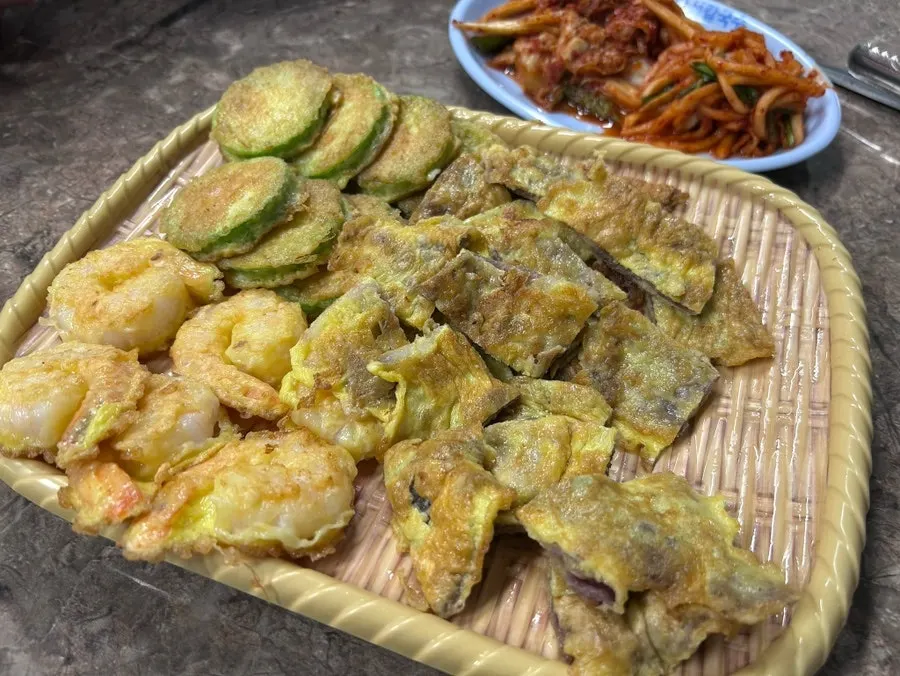 무채김치를 곁들인 식전 보리밥