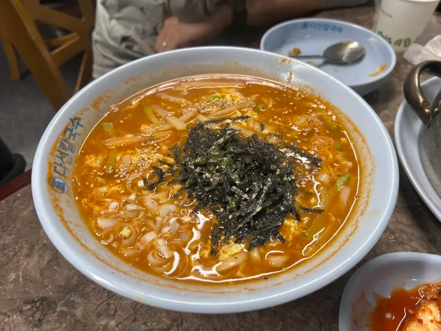 바지락을 곁들인 다선칼국수
