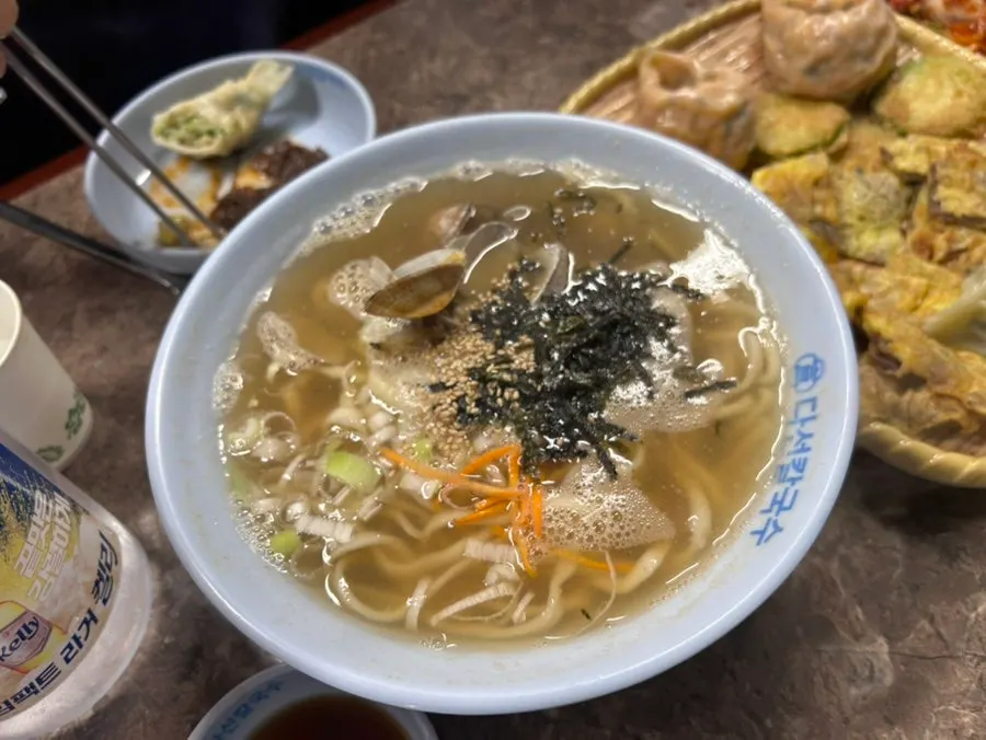 친구들과 나눠 먹는 한식 상차림