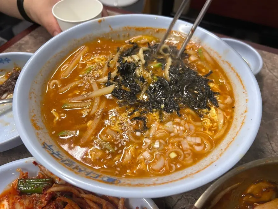 바지락칼국수와 모둠전 식사 구성