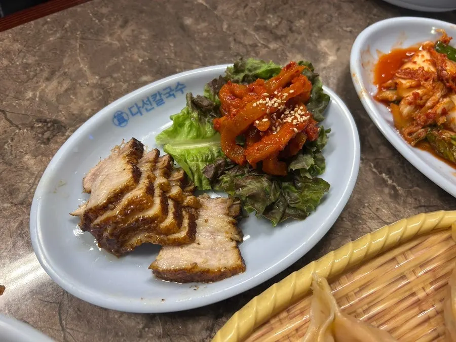 친구 모임에서 주문한 칼국수 메뉴