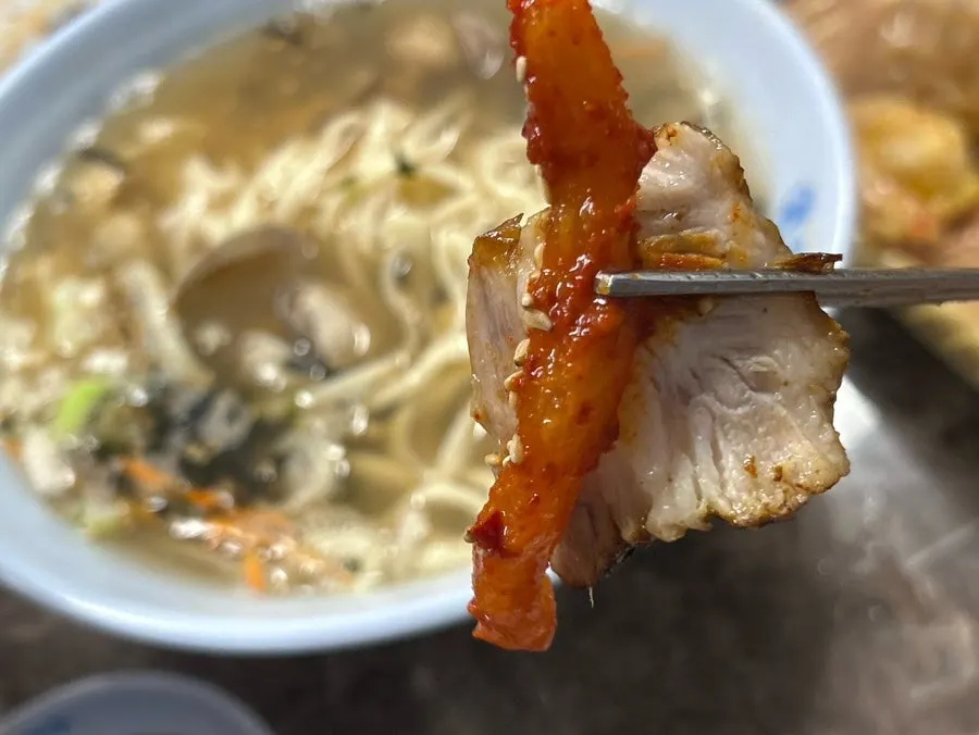 칼국수와 전을 나눠 먹는 모임 식사