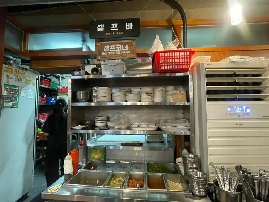 Retro indoor tables at Gyodaepae