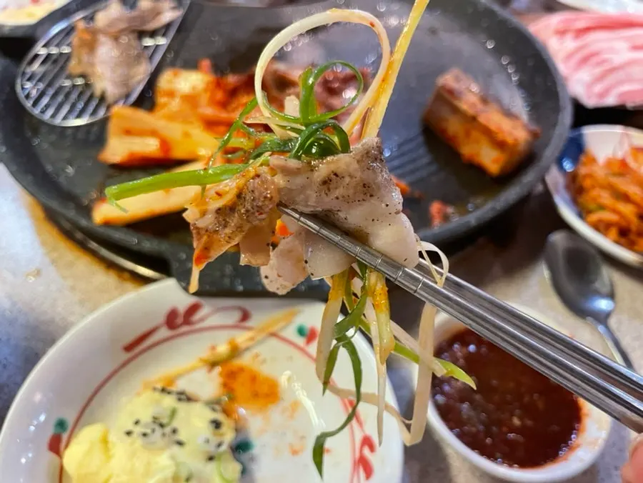 Thin-sliced pork belly with dipping sauce