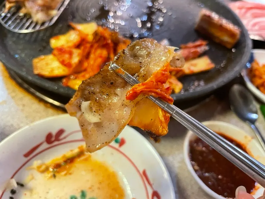 Thin-sliced pork belly with sauce