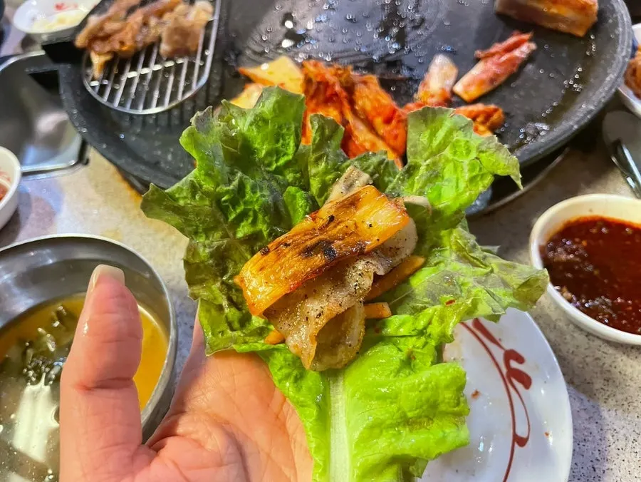 Kimchi grilled in pork fat and wraps