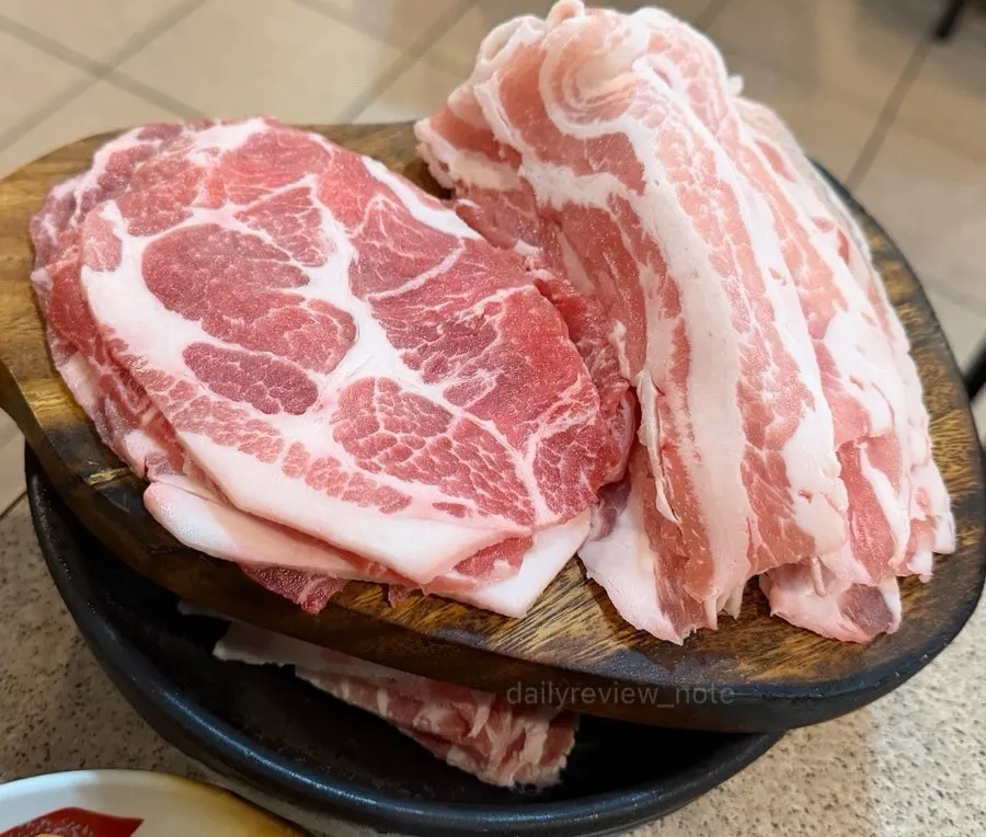 Thin-sliced meat selection in the Gyodaepae Set