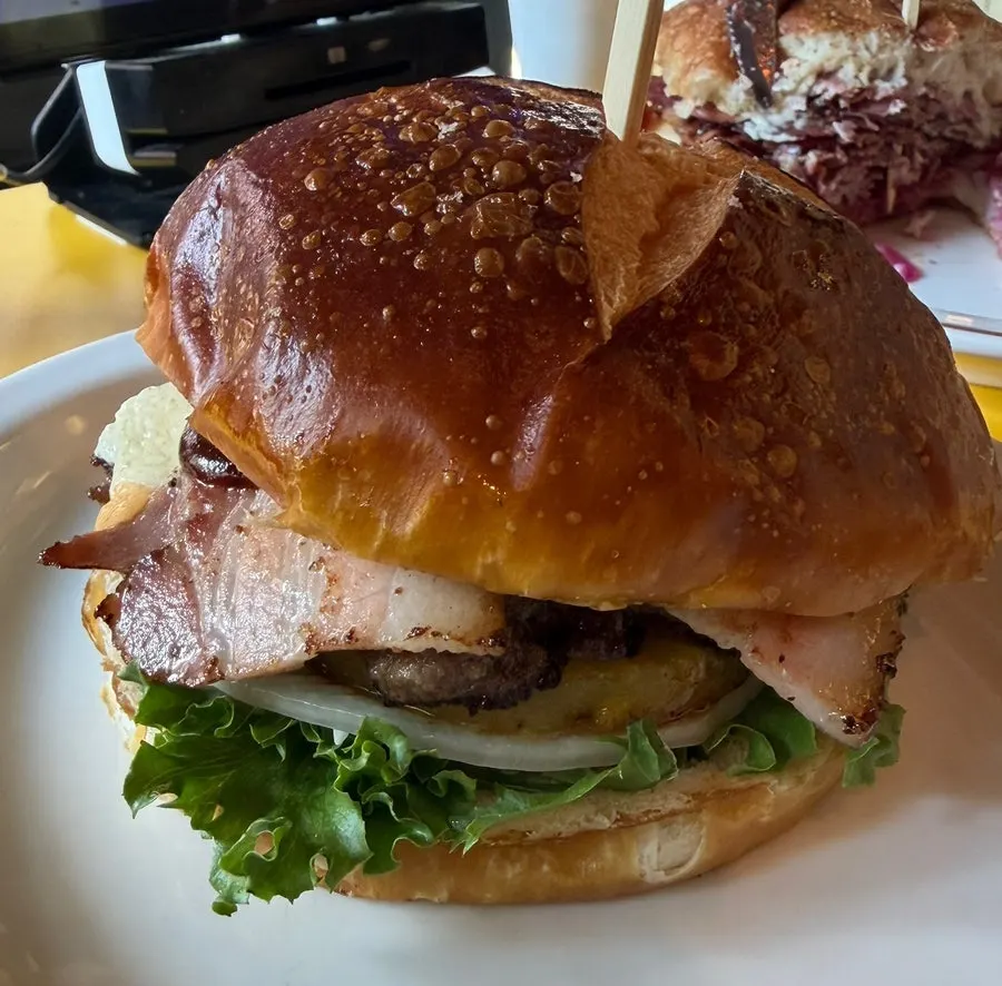 Featured image of a burger lunch at Daily Fix Seocho Gyodae Branch
