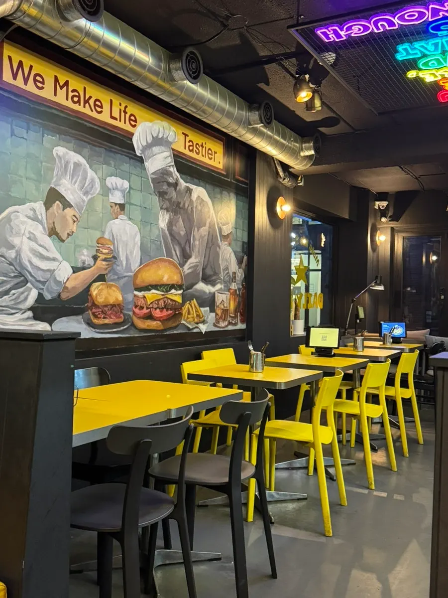 노란 테이블이 있는 데일리픽스 2인 좌석