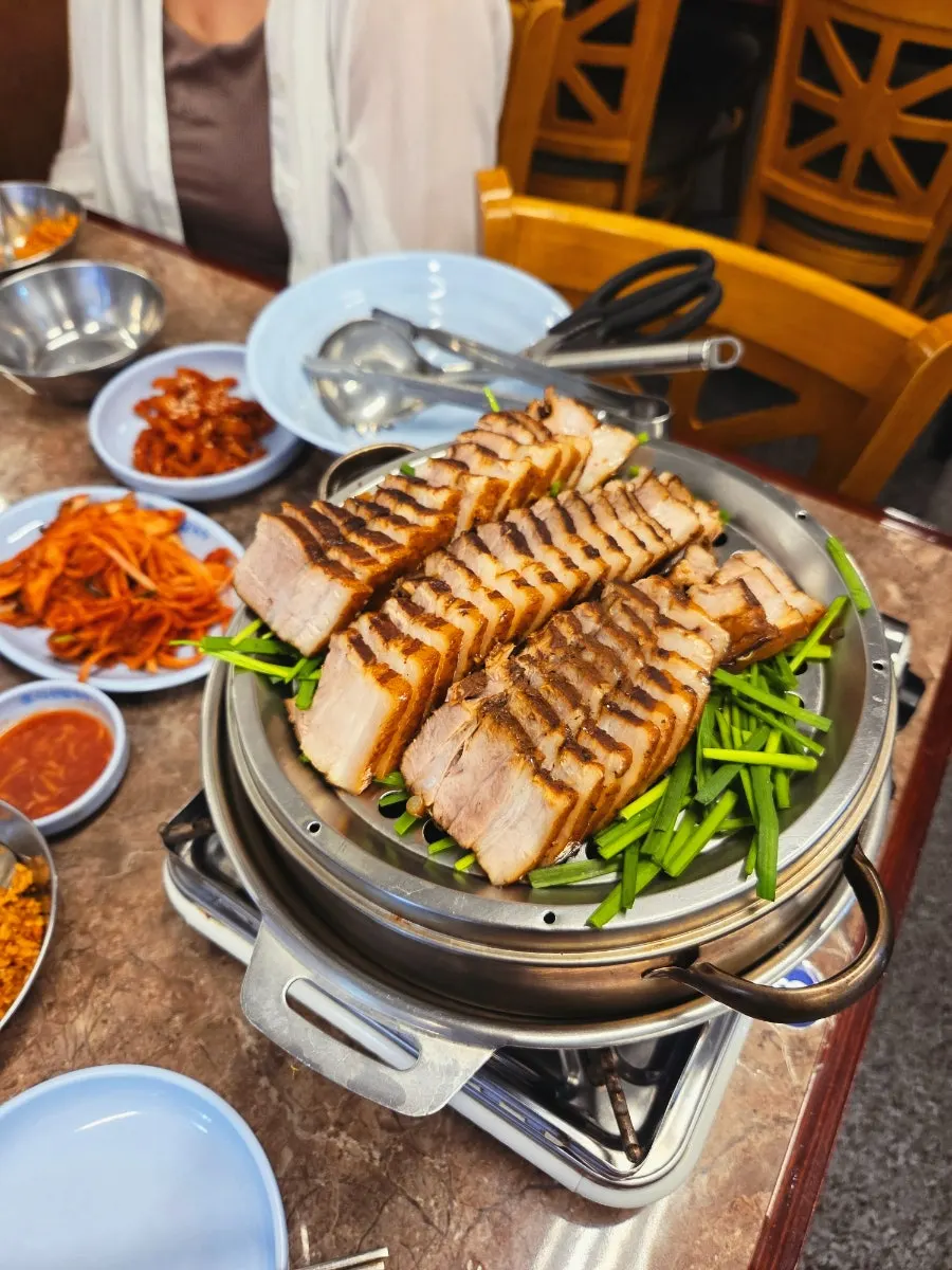 A plate of large boiled pork bossam, 380g