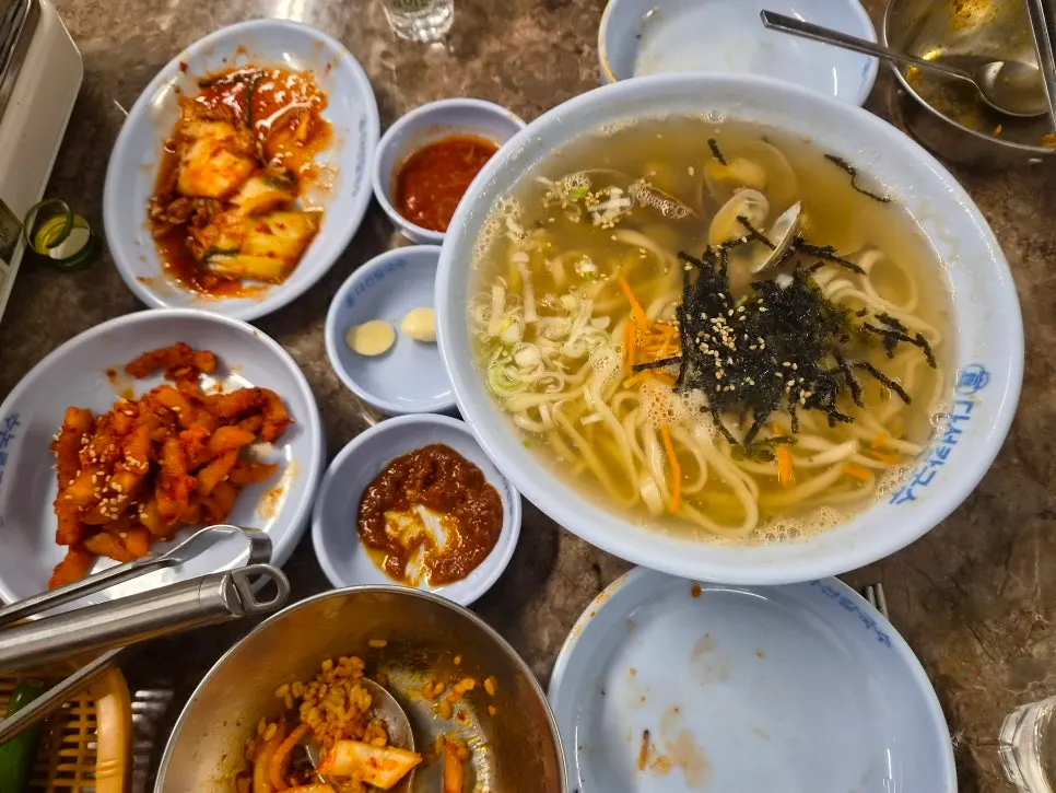 큼직한 그릇에 담겨 나온 다선칼국수