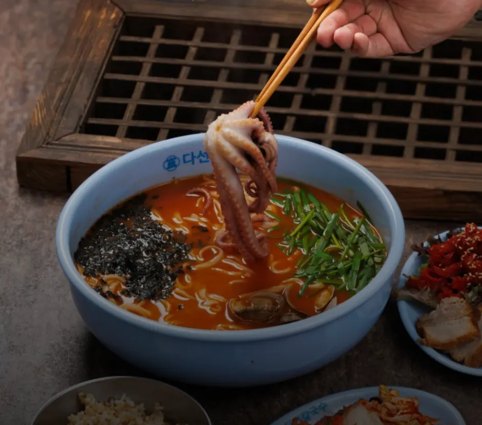 통낙지와 얼큰 소스를 더한 칼낙지