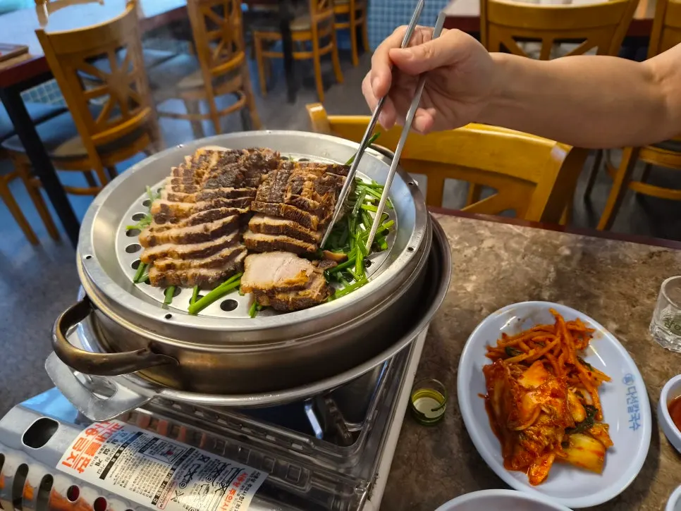보쌈 칼국수 정식 구성과 보리밥 무생채