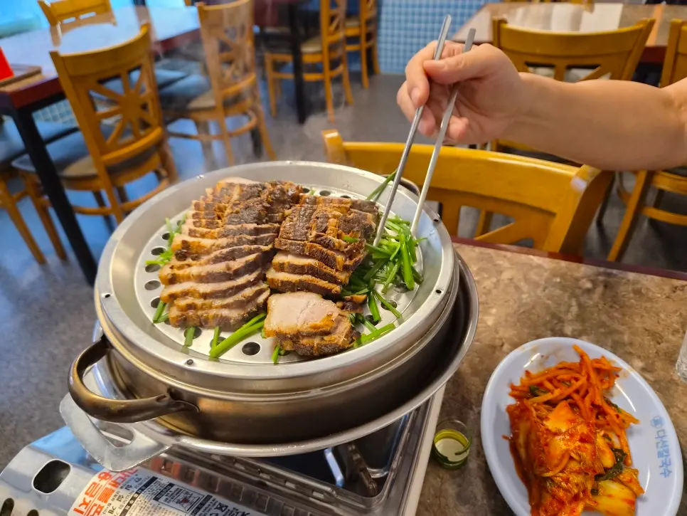 칼국수와 보쌈이 함께 차려진 테이블
