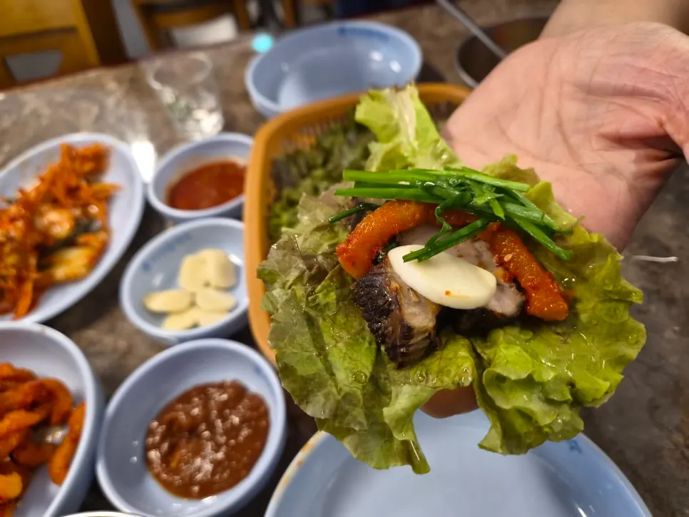 수육과 칼국수 국물 조합 마무리 상차림