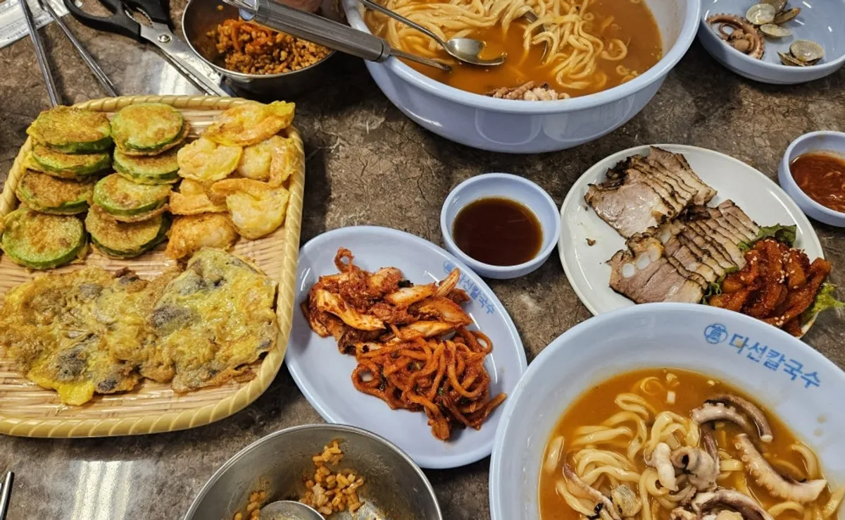 다선칼국수 교대직영점 보쌈과 칼낙지 한 상