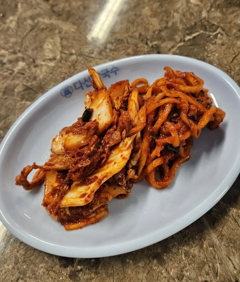 밑반찬으로 나온 김치 접시
