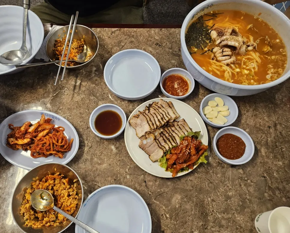 보쌈과 칼낙지가 차려진 푸짐한 한 상