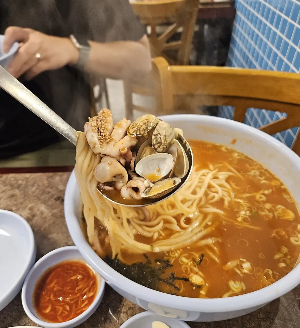 칼낙지 국물과 쫄깃한 칼국수 면