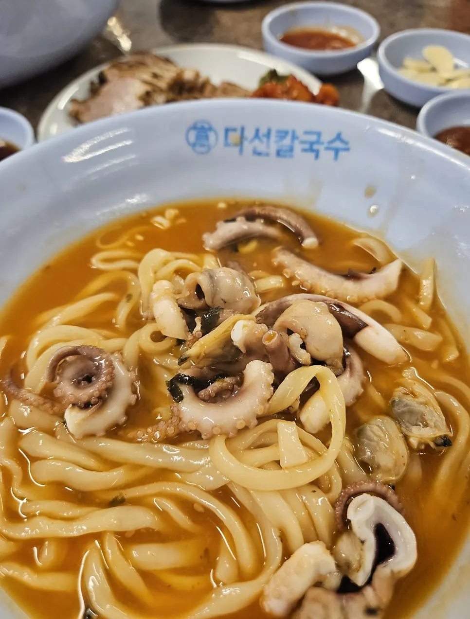앞접시에 덜어낸 낙지와 면