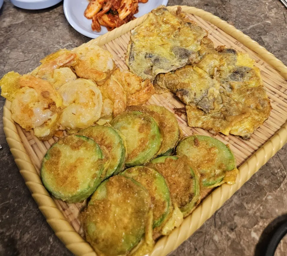 육전 새우전 호박전으로 구성된 모듬전