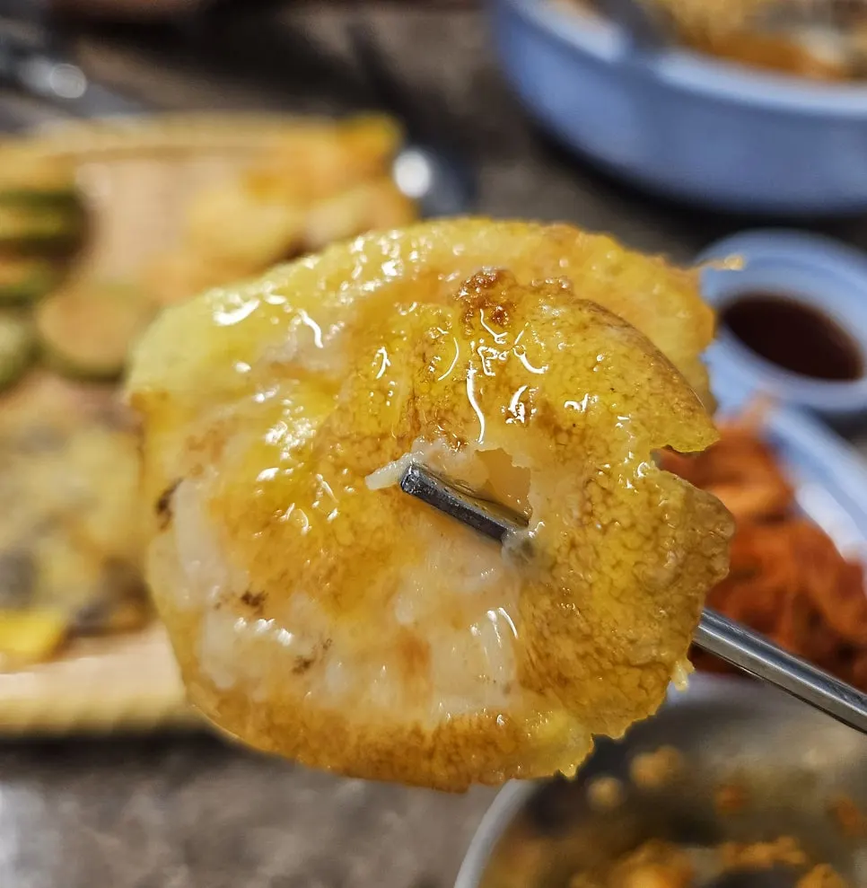 갓 부쳐 나온 따끈한 전 접시