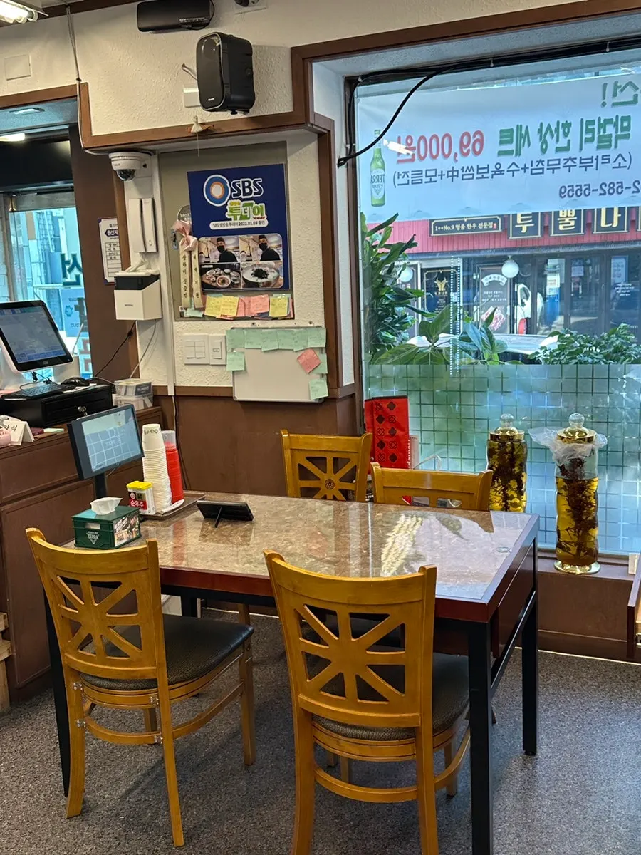 A regular's table at Daseon Kalguksu near Gyodae