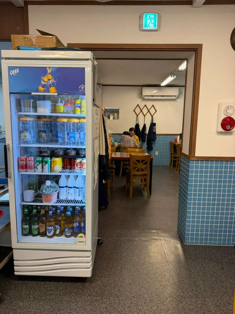 넉넉한 좌석이 놓인 다선칼국수 교대직영점 홀