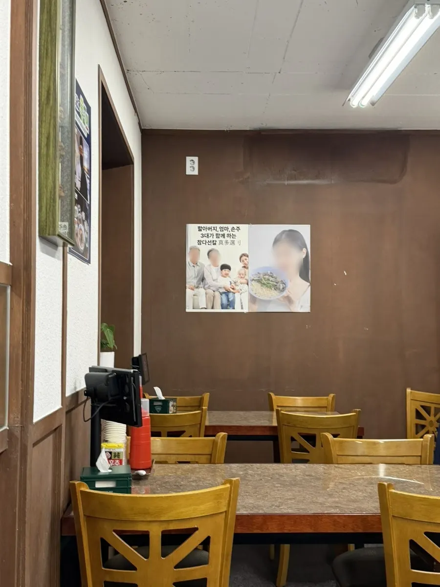 큼직한 테이블이 놓인 다선칼국수 실내 전경