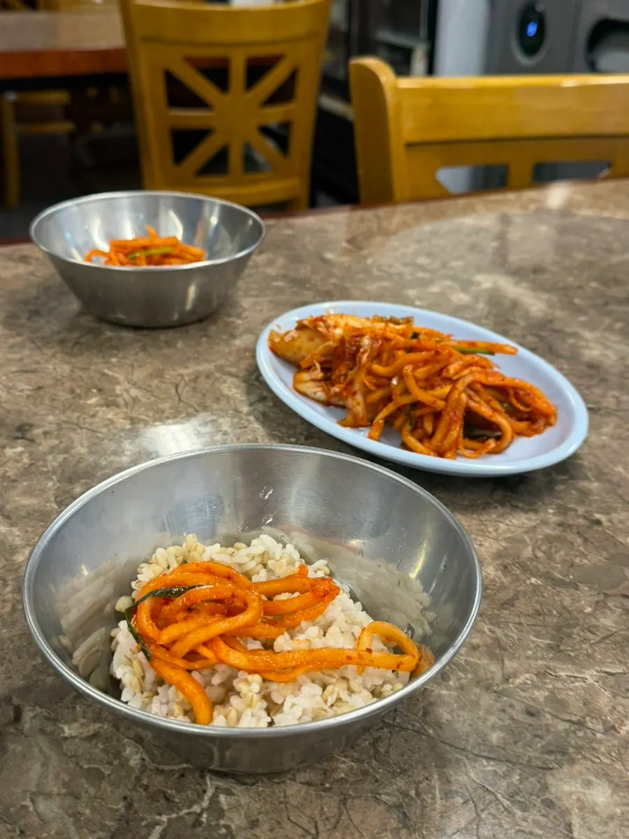 김치와 무생채로 차려진 다선칼국수 기본찬