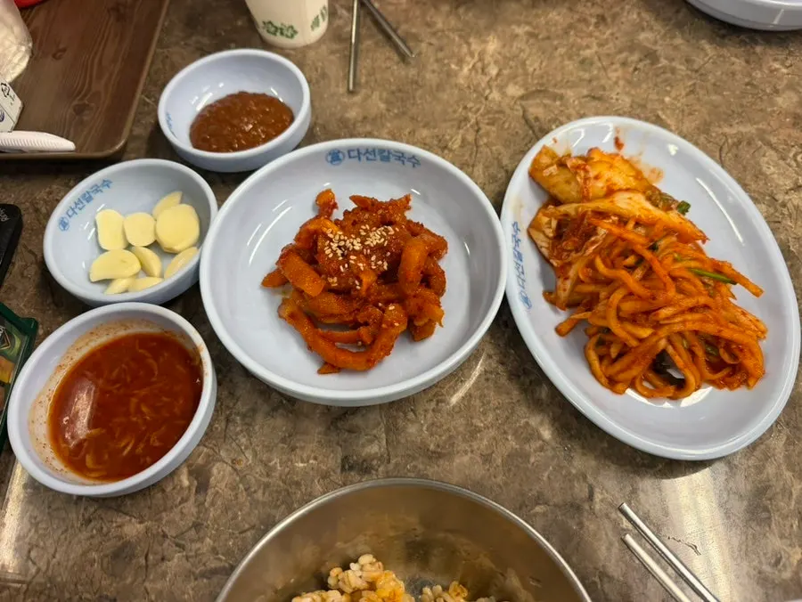 기본찬이 한 상 깔린 테이블 가로 컷