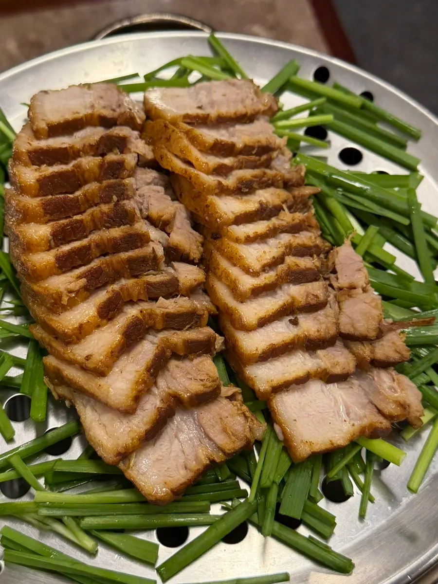 찜기에 담긴 수육보쌈 클로즈업
