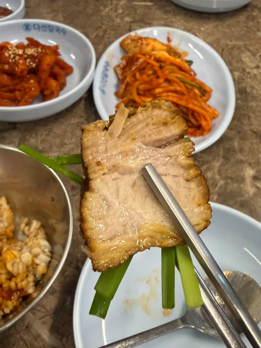살코기와 비계가 섞인 수육 한 점