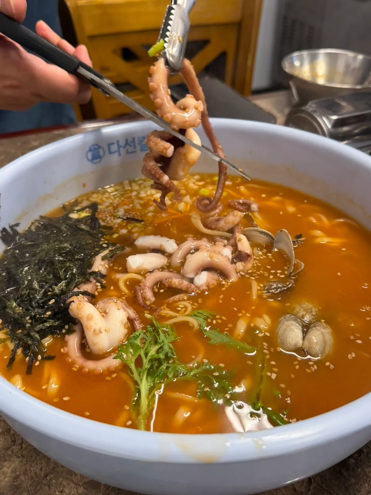 다선칼낙지 2인분과 수육보쌈이 놓인 한 상