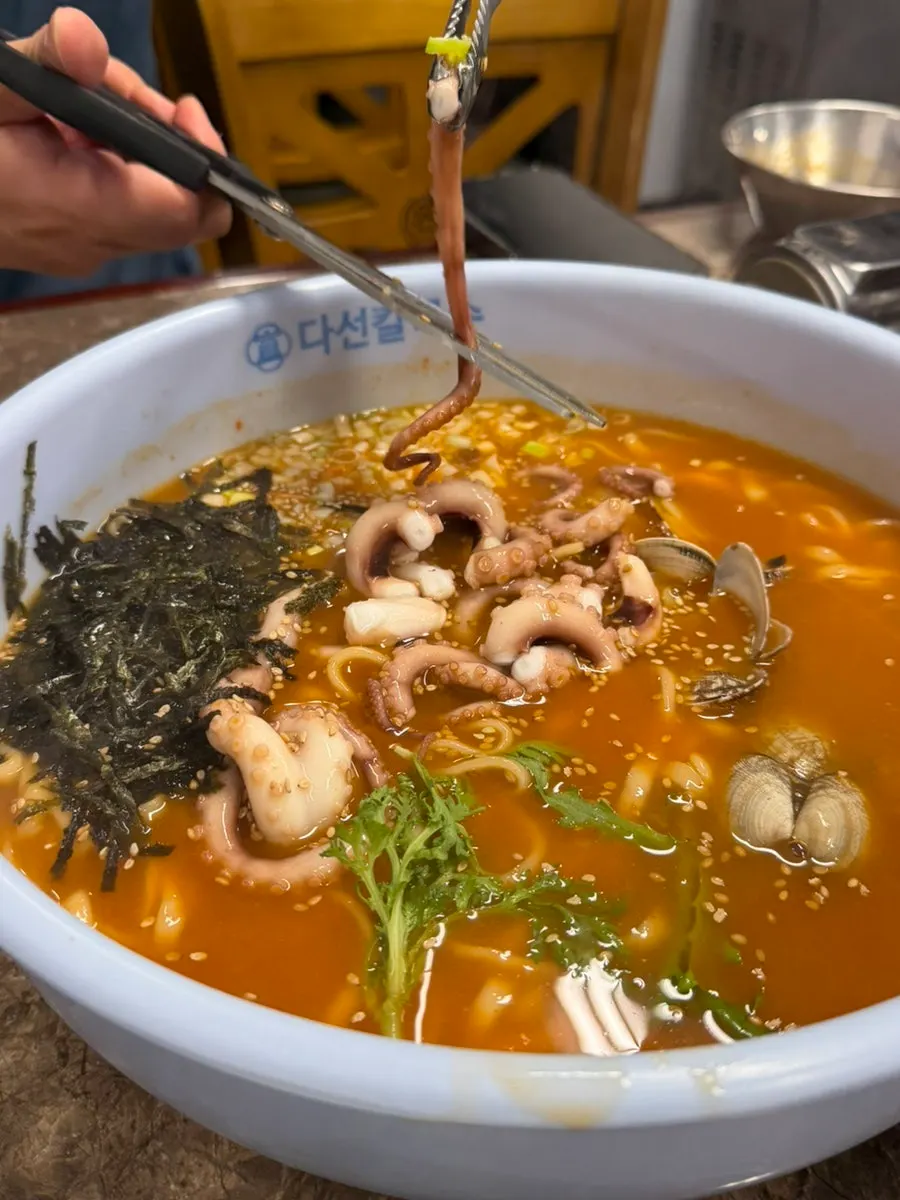 가위로 자른 낙지와 칼국수 면