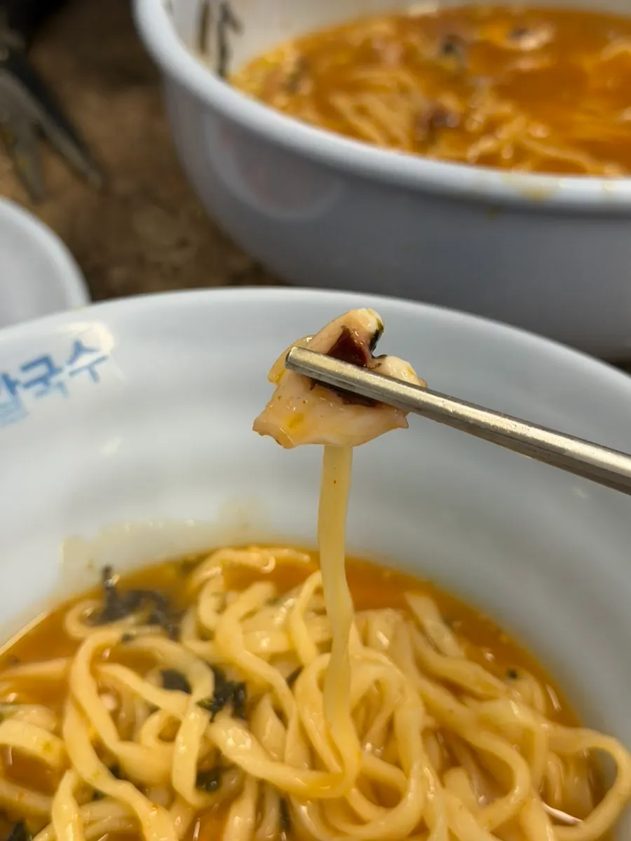 국물과 함께 건져 올린 칼국수 면