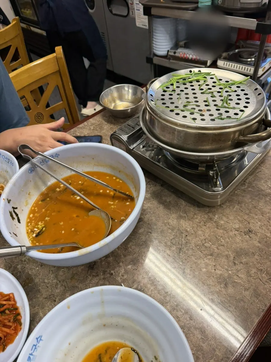 비운 칼낙지 그릇과 다 먹은 상차림