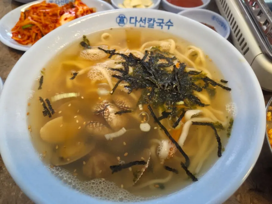 들기름과 깨를 뿌린 소라숙회