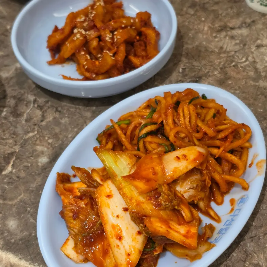 The full spread of Daseon Kalguksu's soju set