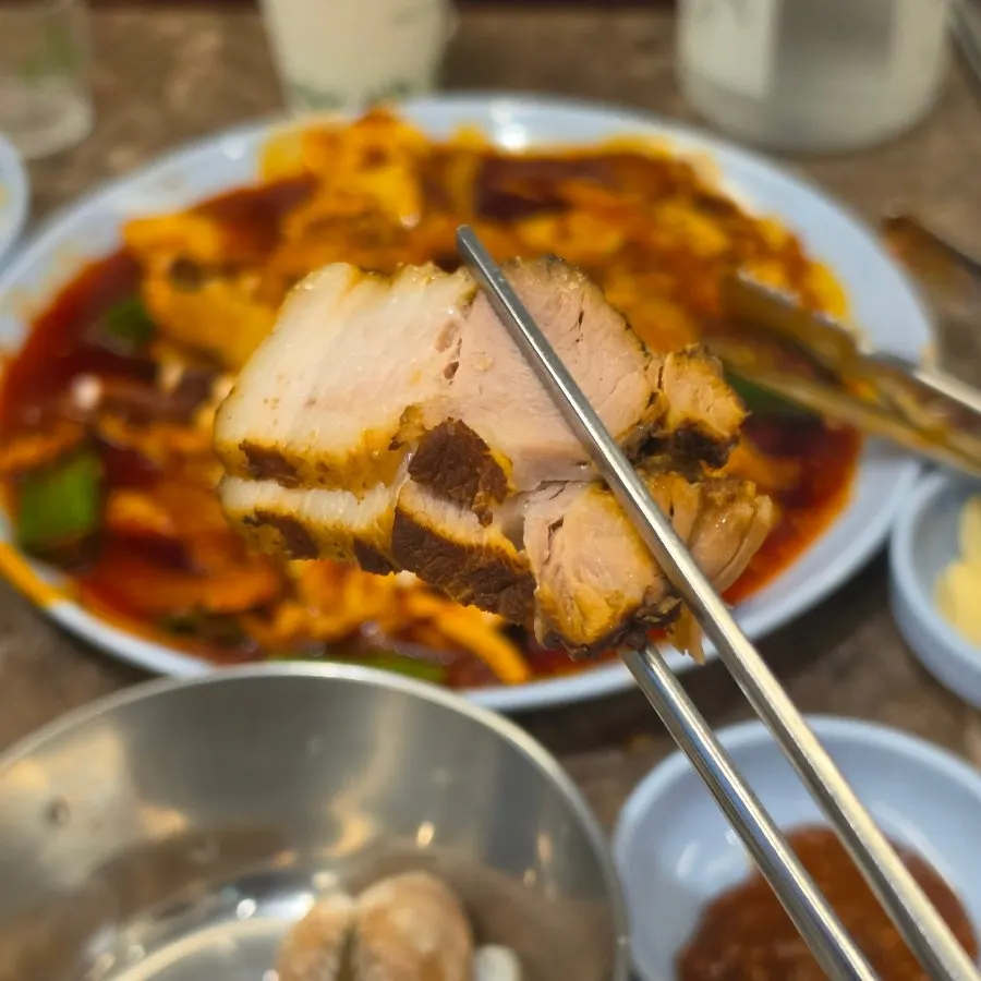 Daseon Kalguksu's bossam served over a bed of chives