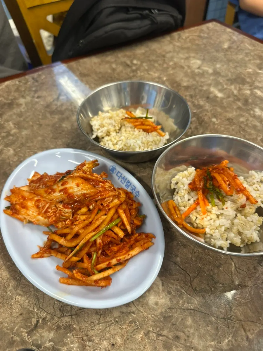 겉절이 무생채 보리밥으로 구성된 기본 반찬상