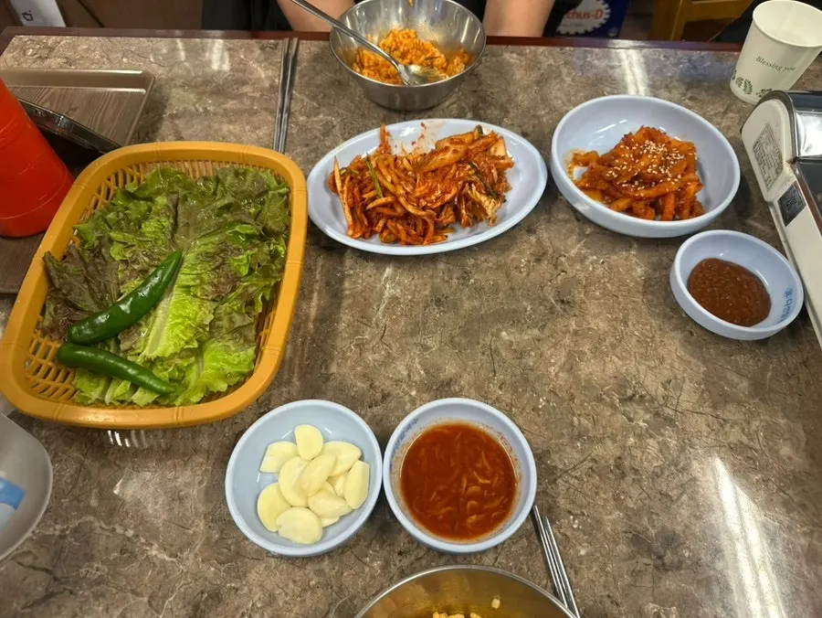 보쌈 주문 시 추가로 나온 쌈채소와 마늘, 새우젓