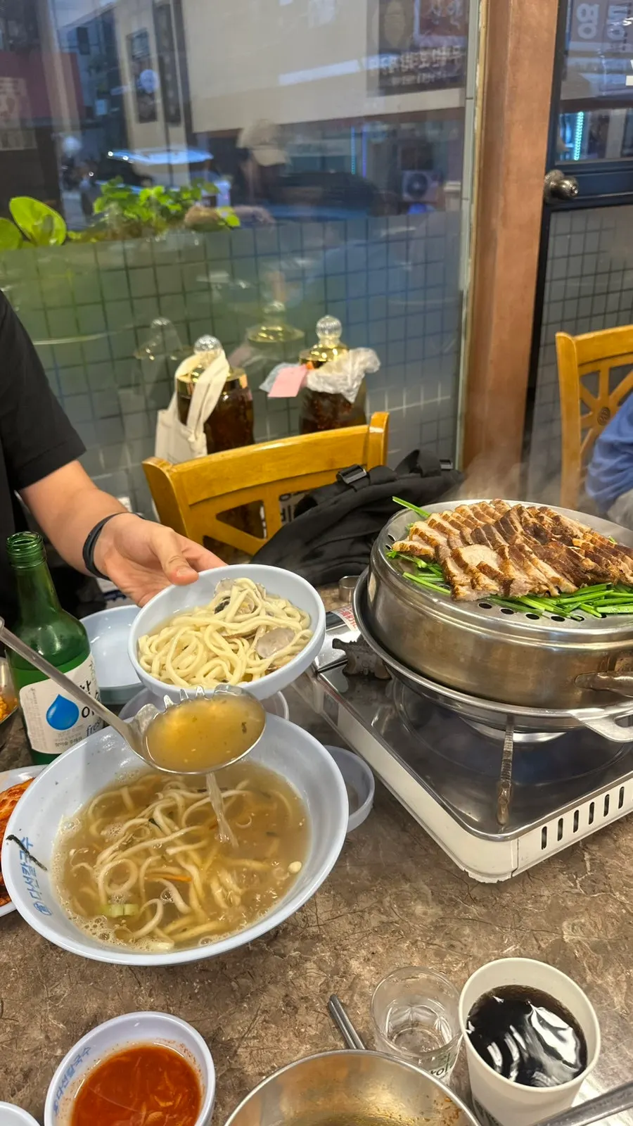 수육보쌈과 참다선칼국수가 함께 놓인 한 상