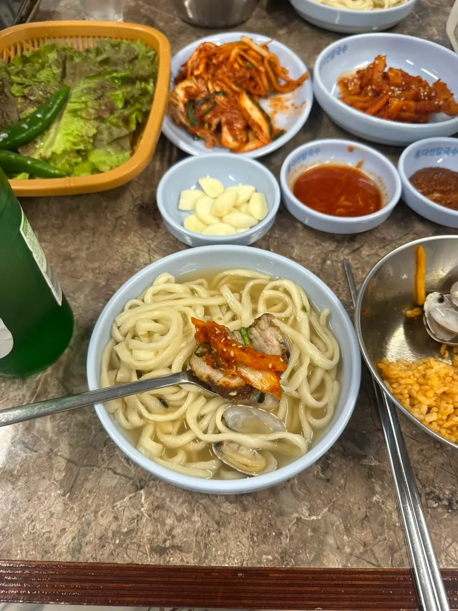 보쌈에 소주를 곁들인 테이블 세팅